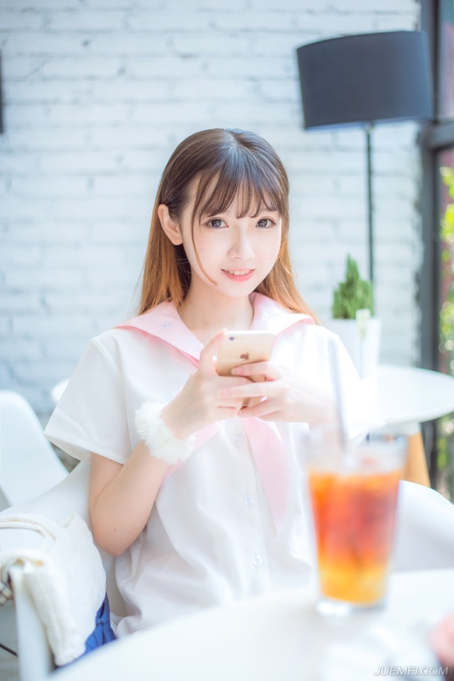 “我之前已经飞鸽传书，让主公派人过来接管汉中，如今汉中已定，张鲁可以送去长安书院当他的道家天师了，你这段时间做好交接准备，交接完毕之后，想必阆中那边已经有了消息，若功成，就立刻带着六千精锐入阆中，助我稳定军心。”庞统点点头，少有的正色道。